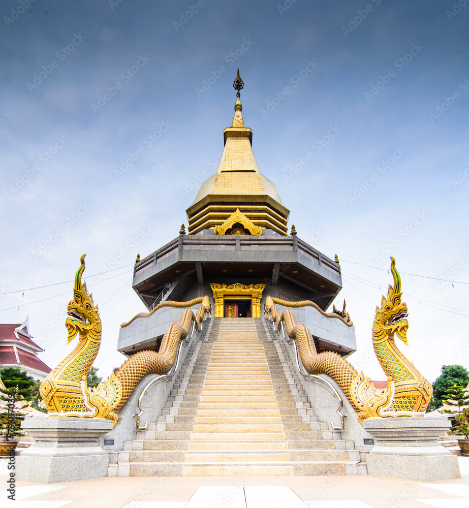 Naklejka premium Gold pagoda with naga