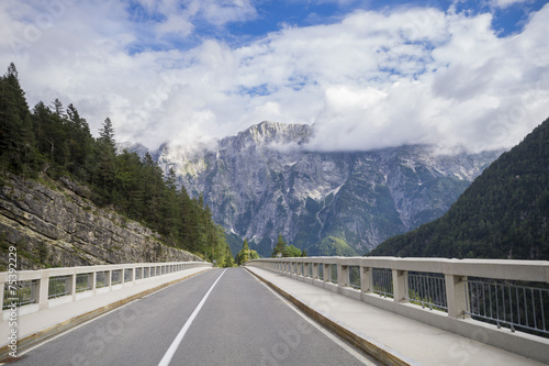 Most nad przełęczą w Alpach