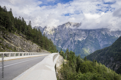Most nad przełęczą w Alpach