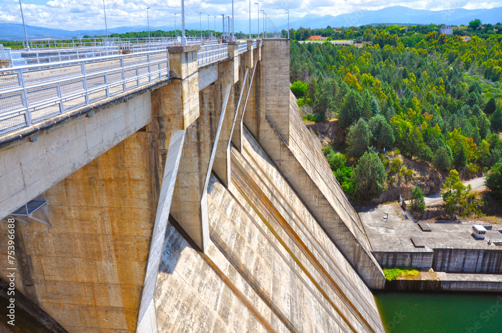 Embalse de Gabriel y Galán, presa de gravedad, río Alagón foto de Stock