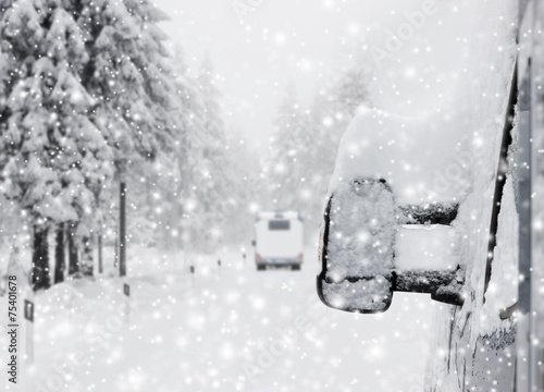 Wohnmobil auf Schneefahrbahn