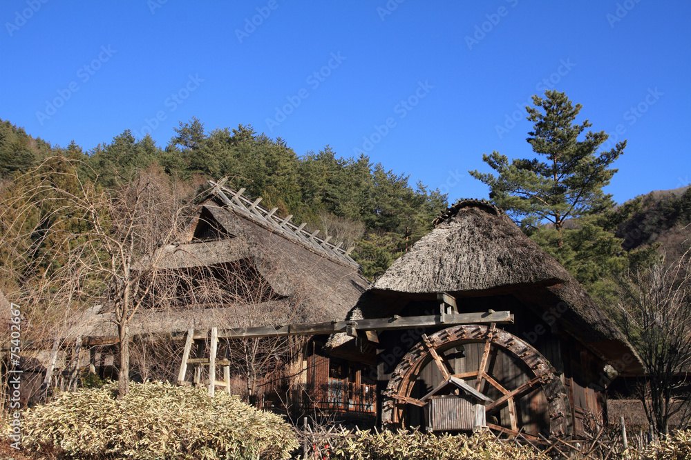 茅葺き屋根の日本家屋(西湖)