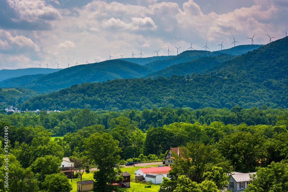 Obraz premium View of windmills in the mountains near Keyser, West Virginia.