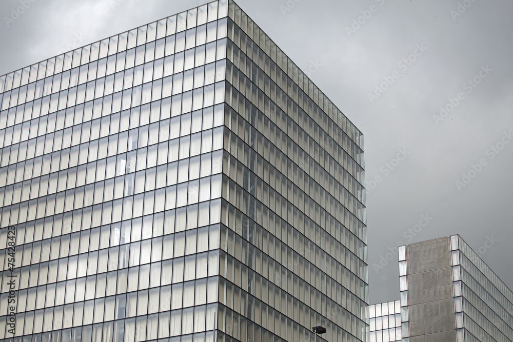 Fassade eines modernen Bürogebäudes in Paris, Frankreich