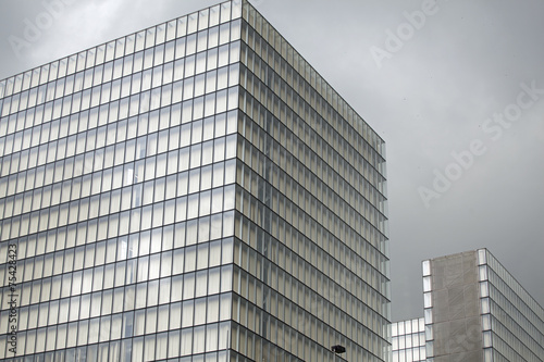 Fassade eines modernen B  rogeb  udes in Paris  Frankreich