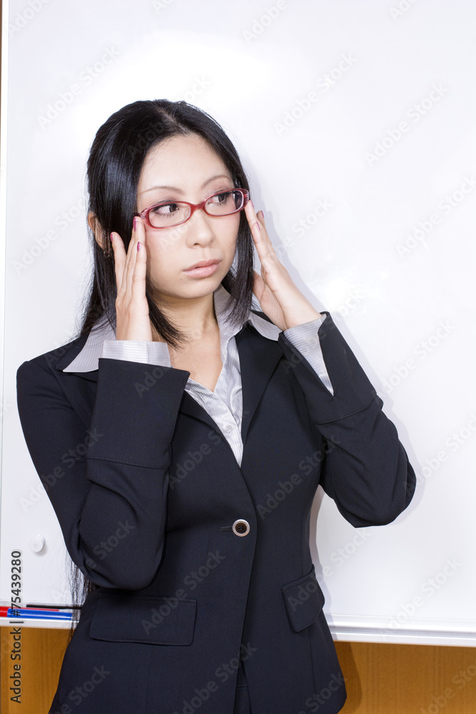 ホワイトボードの前で眼鏡にさわるスーツ姿の女性 Stock 写真 Adobe Stock ホワイトボードの前で眼鏡にさわるスーツ姿の女性 Stock 写真 Adobe Stock