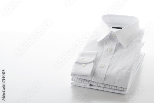 白背景に畳んだワイシャツ