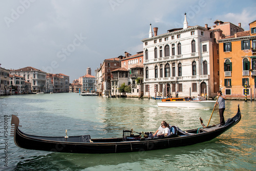 Gondole Gondoliers à Venise grand canal © Thierry Lubar