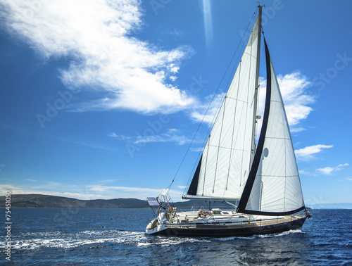 Sailing in the wind through the waves. Sailing. Luxury yachts. © De Visu