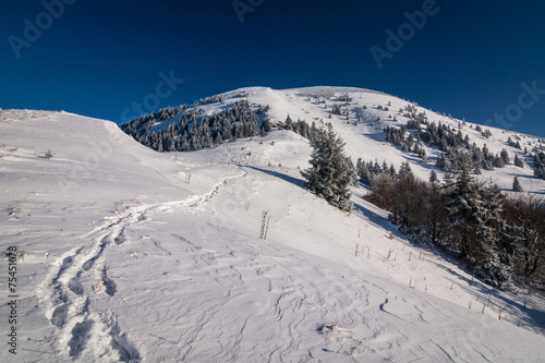 Sunny winter morning on a mountain ridge © Jaroslav Machacek