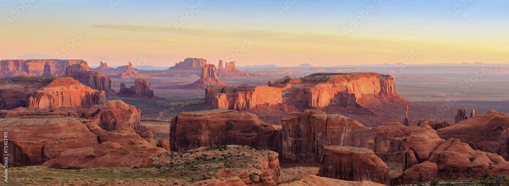 Naklejka premium Hunts Mesa w Monument Valley, Arizona