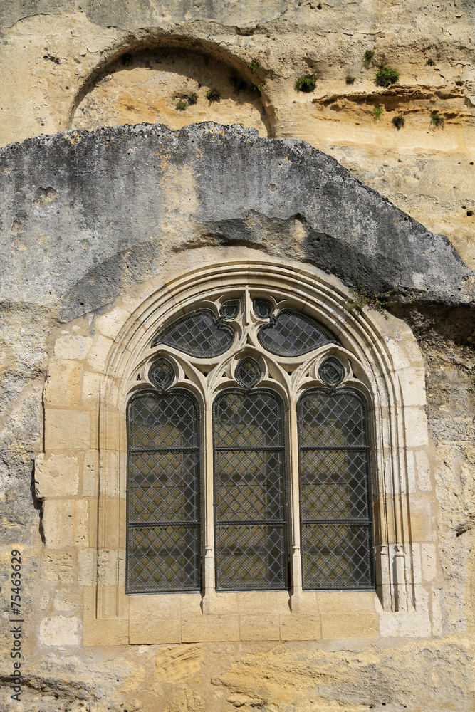 Fenster der Felsenkirche in Saint-Emilion