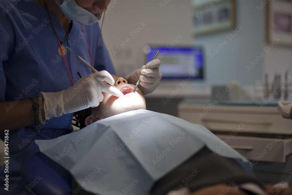Odontopediatra atendiendo a niña en la consulta