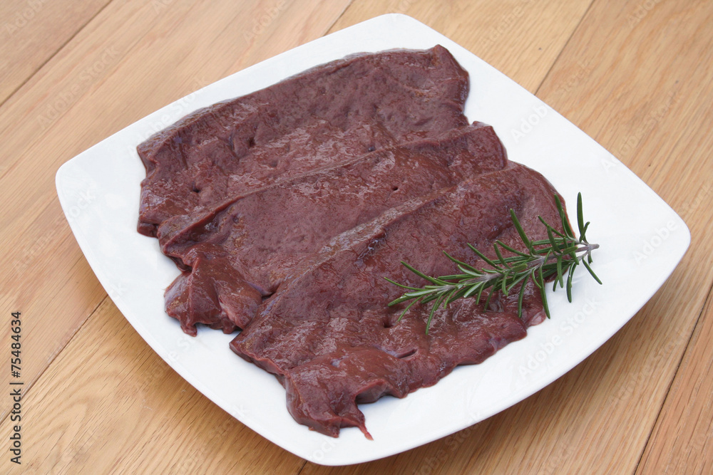 fette di fegato con rosmarino su piatto fette di fegato con rosmarino su piatto
