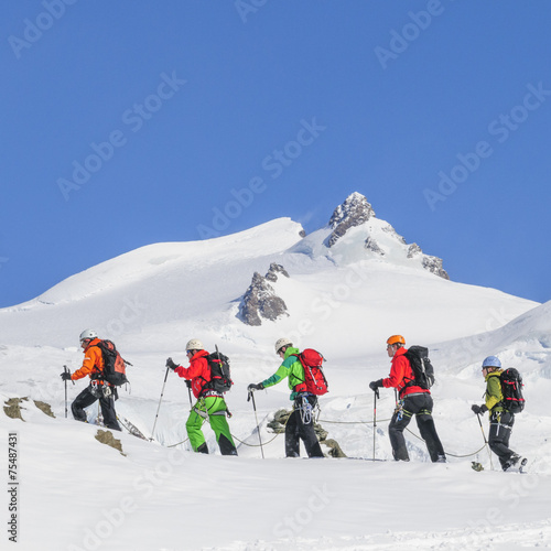 Bergführer mit Seilschaft