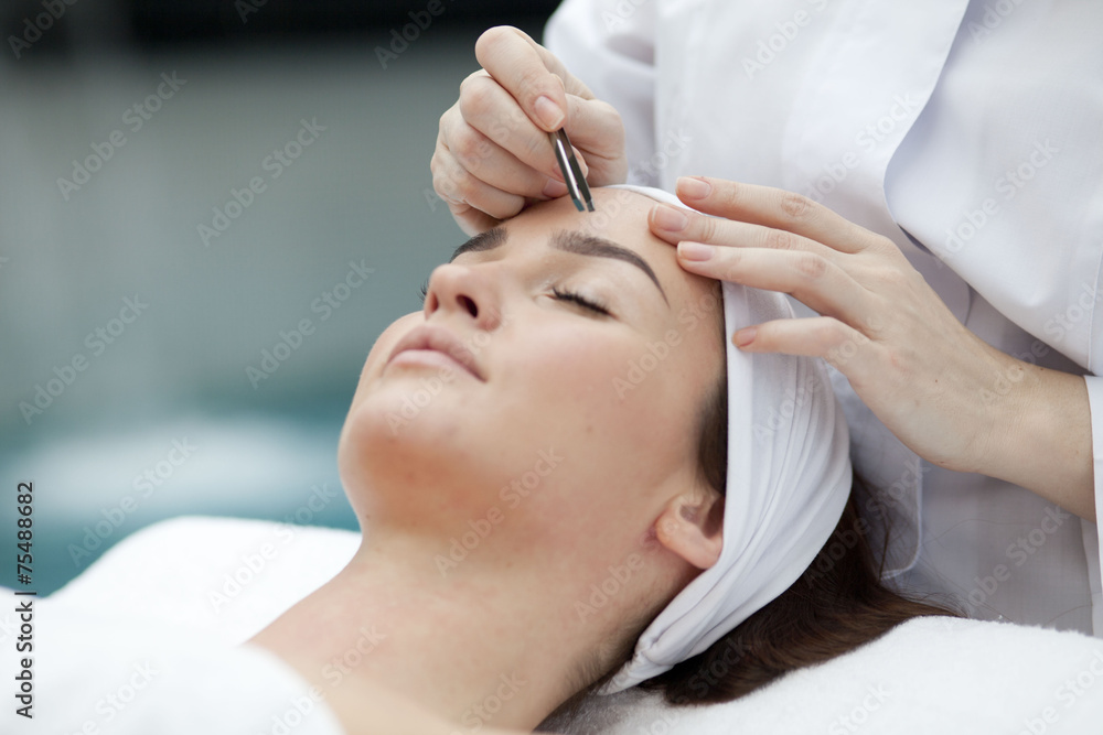 Naklejka premium Woman receiving spa treatment 