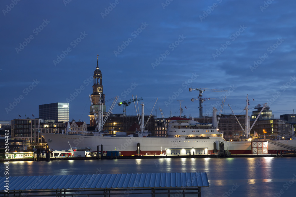 Hamburger Hafen mit Michel, Nachtaufnahme, Deutschland