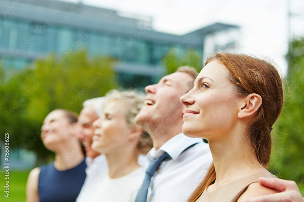 Geschäftsfrau mit Business Team im Freien Geschäftsfrau mit Business Team im Freien