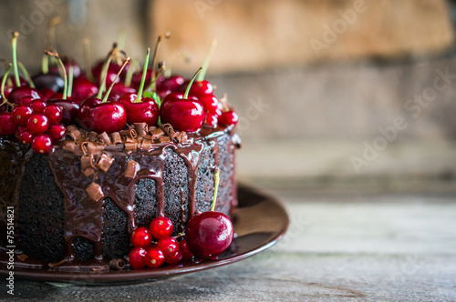 Fotobehang Chocolate cake with cherries on wooden background