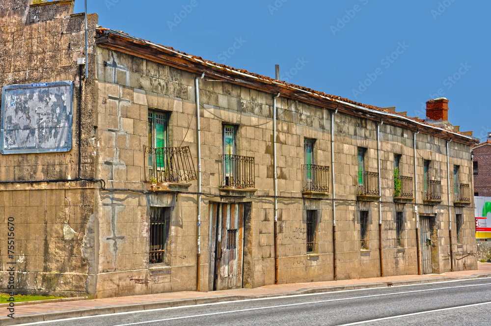 Monasterio de Rodilla, Burgos, caserón al borde la Nacional I