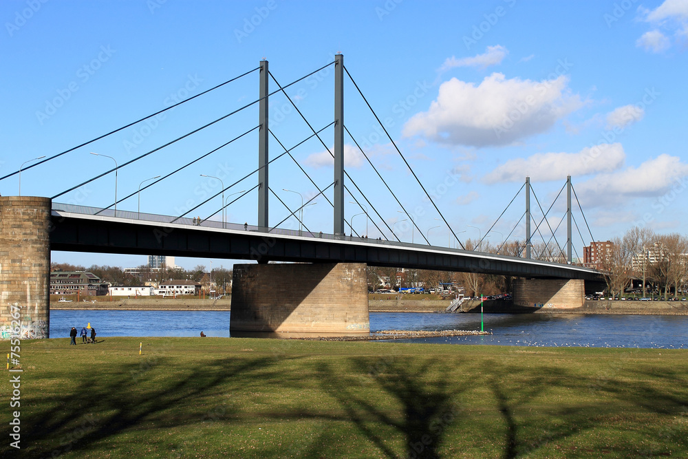 Theodor-Heuss-Brücke bei Düsseldorf