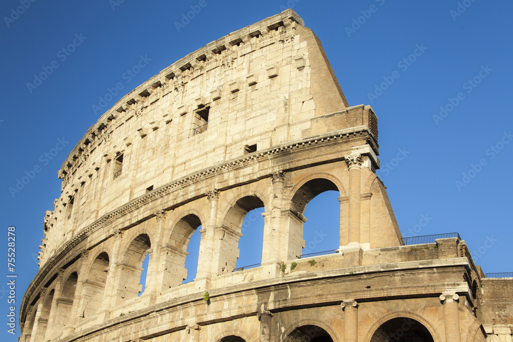 Colosseo e il cielo di Roma
