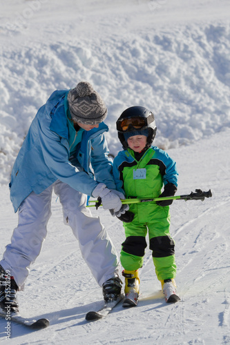 Mutter und Kind beim Skifahren