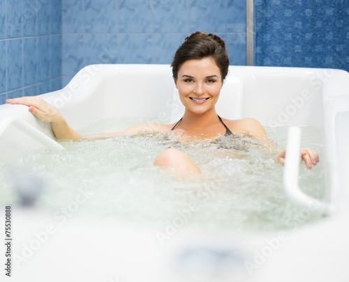 Foto Woman having procedure in a  bathtub