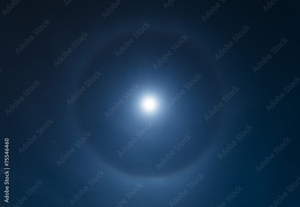 Obraz premium Moon Halo - Glowing light around the moon