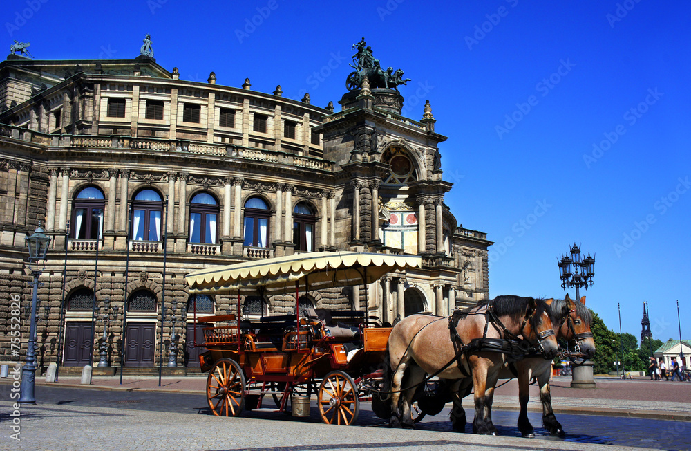 Fototapeta premium Semper Opera house and carriage with horses, Dresden, Germany
