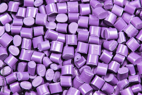 violettes Kunststoffgranulat