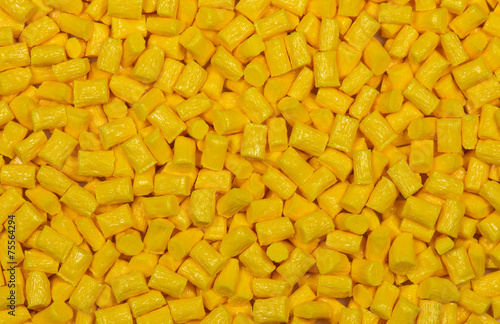 gelbes Kunststoffgranulat als Hintergrund