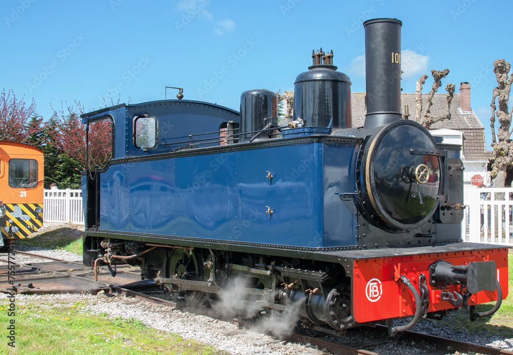 Locomotive à vapeur, 1905, en Baie de Somme, Picardie Locomotive à vapeur, 1905, en Baie de Somme, Picardie