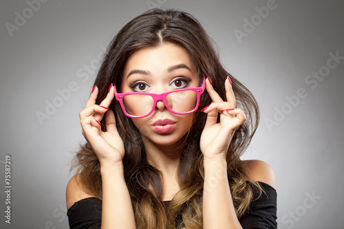 Mädchen mit Brille pink