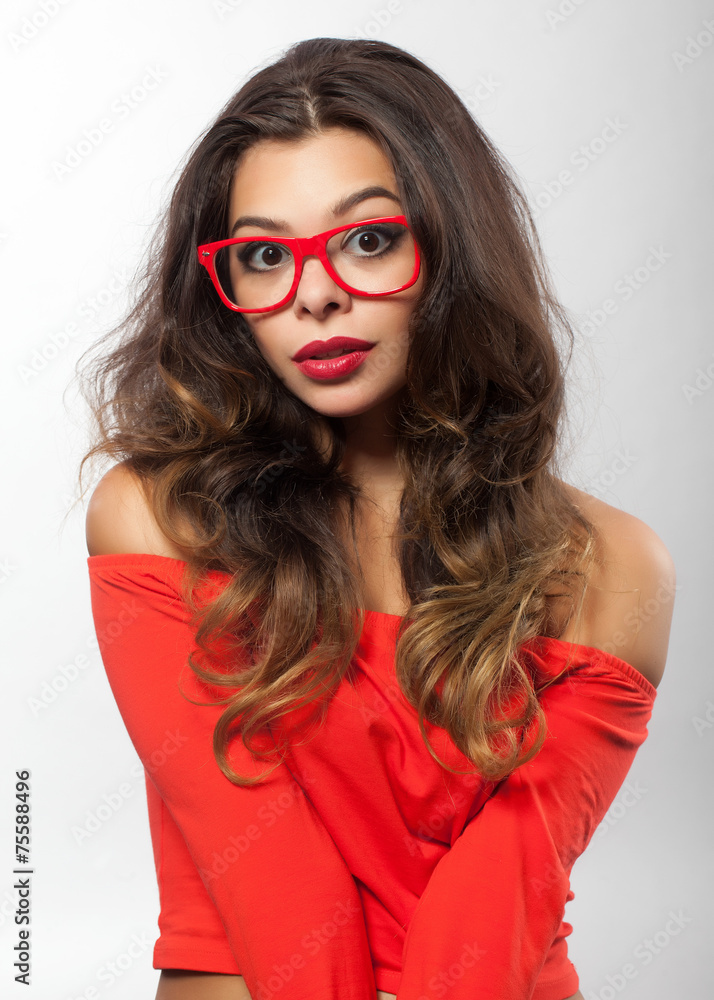 Hübsche Frau mit roter Brille