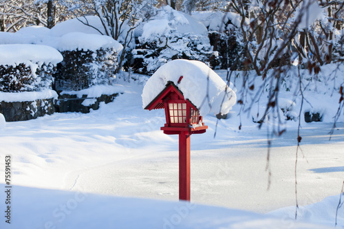 winter time - Japanischer Garten im Schnee, rote Laterne