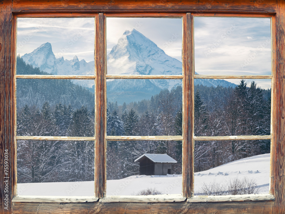 Fototapeta Widok z zamkniętego okna na ośnieżone góry, domek