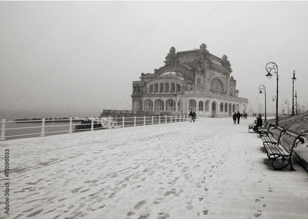 Obraz premium Snowing on the shore at the Black Sea