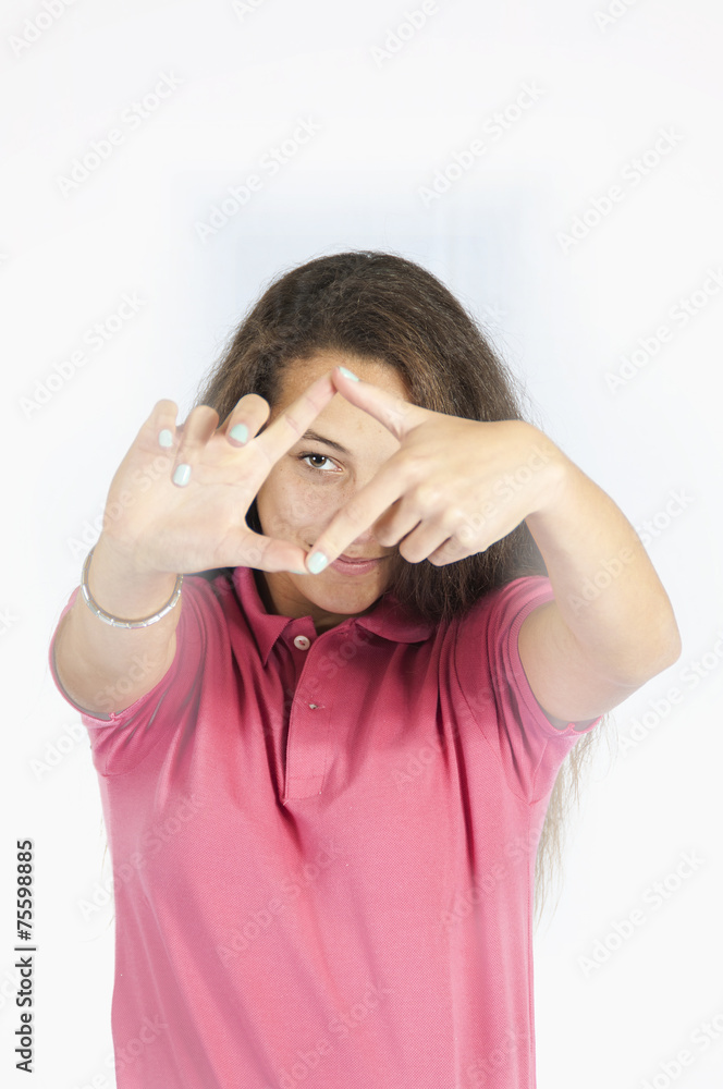Jeune fille faisant signe avec ses doigts Jeune fille faisant signe avec ses doigts