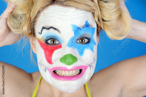 Bunt geschminkter Clown lacht