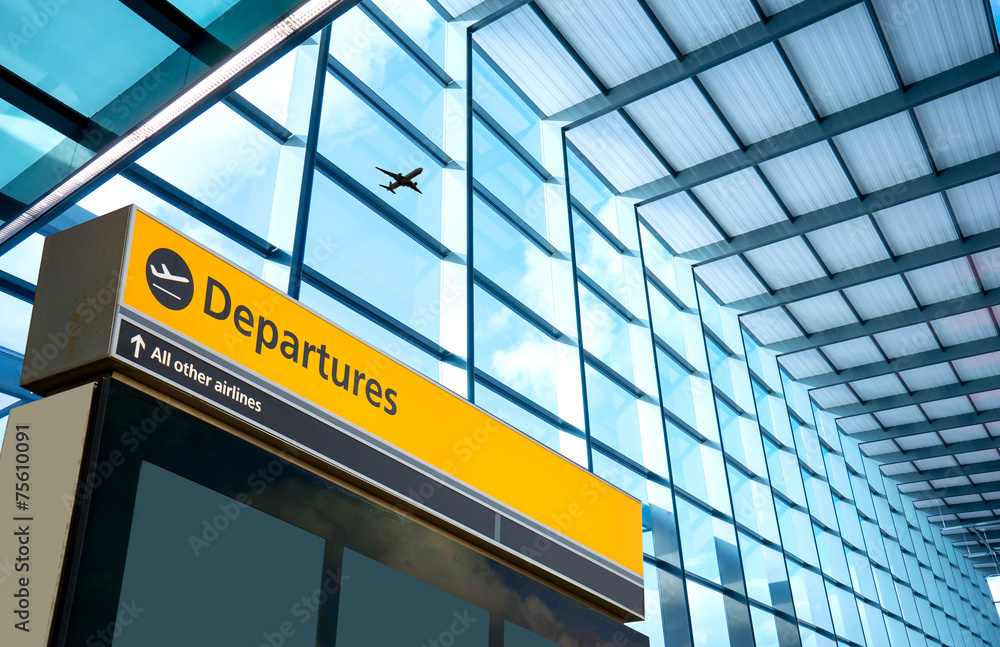 Obraz premium Znak odlotów i przylotów na lotnisku Heathrow w Londynie