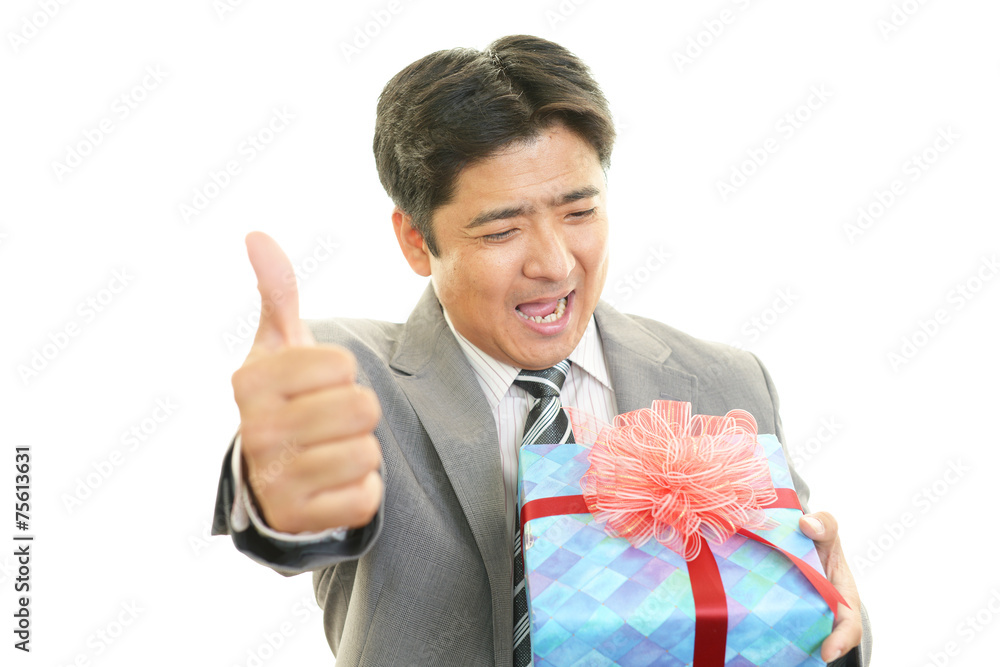 プレゼントを持つ笑顔の男性