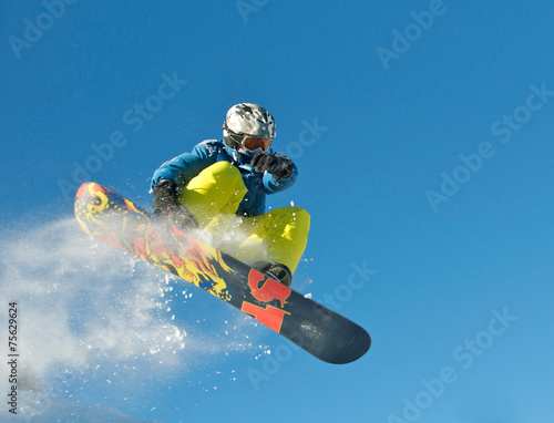 Snowboarder springt