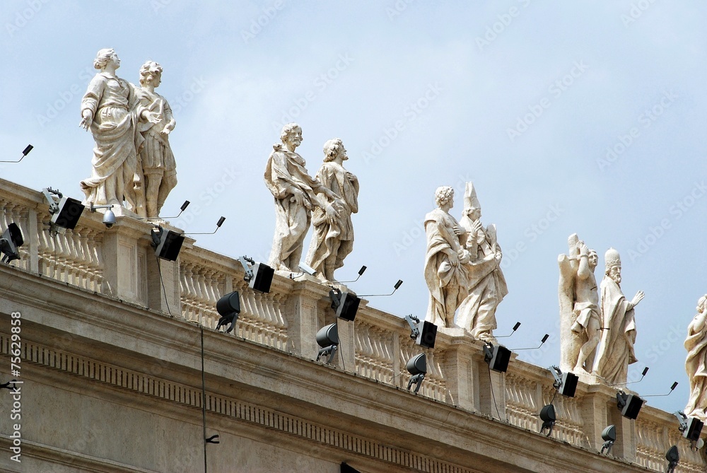 Obraz premium Sculptures on the facade of Vatican city works