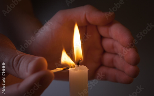 Hands Kindle candle