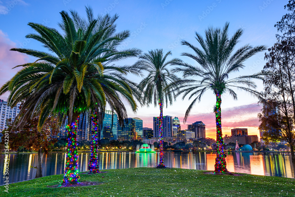 Obraz premium Orlando, Florida, USA Cityscape and Palm Trees at Eola Lake