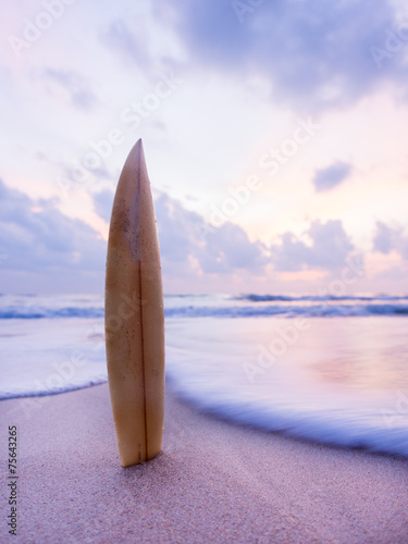 Surfboard on the beach at sunset © Netfalls