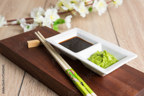 Fotografia soy sauce, wasabi and chopsticks