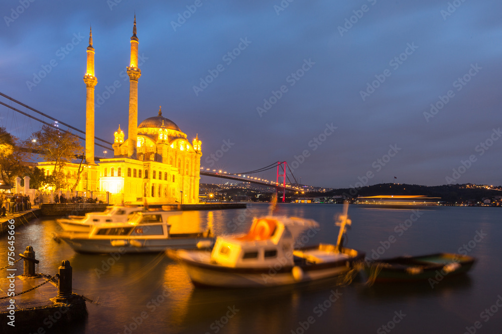 Obraz premium Ortakoy Mosque and Bosphorus Bridge in Istanbul at Dusk, Turkey