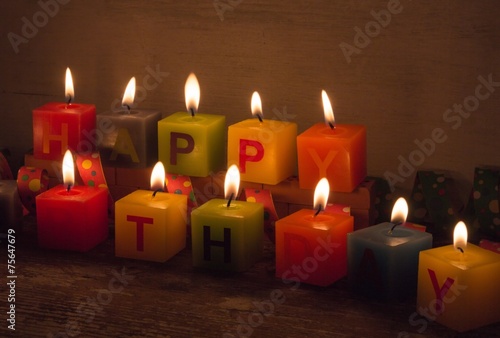 Brennende  Happy Birthday  - Kerzen